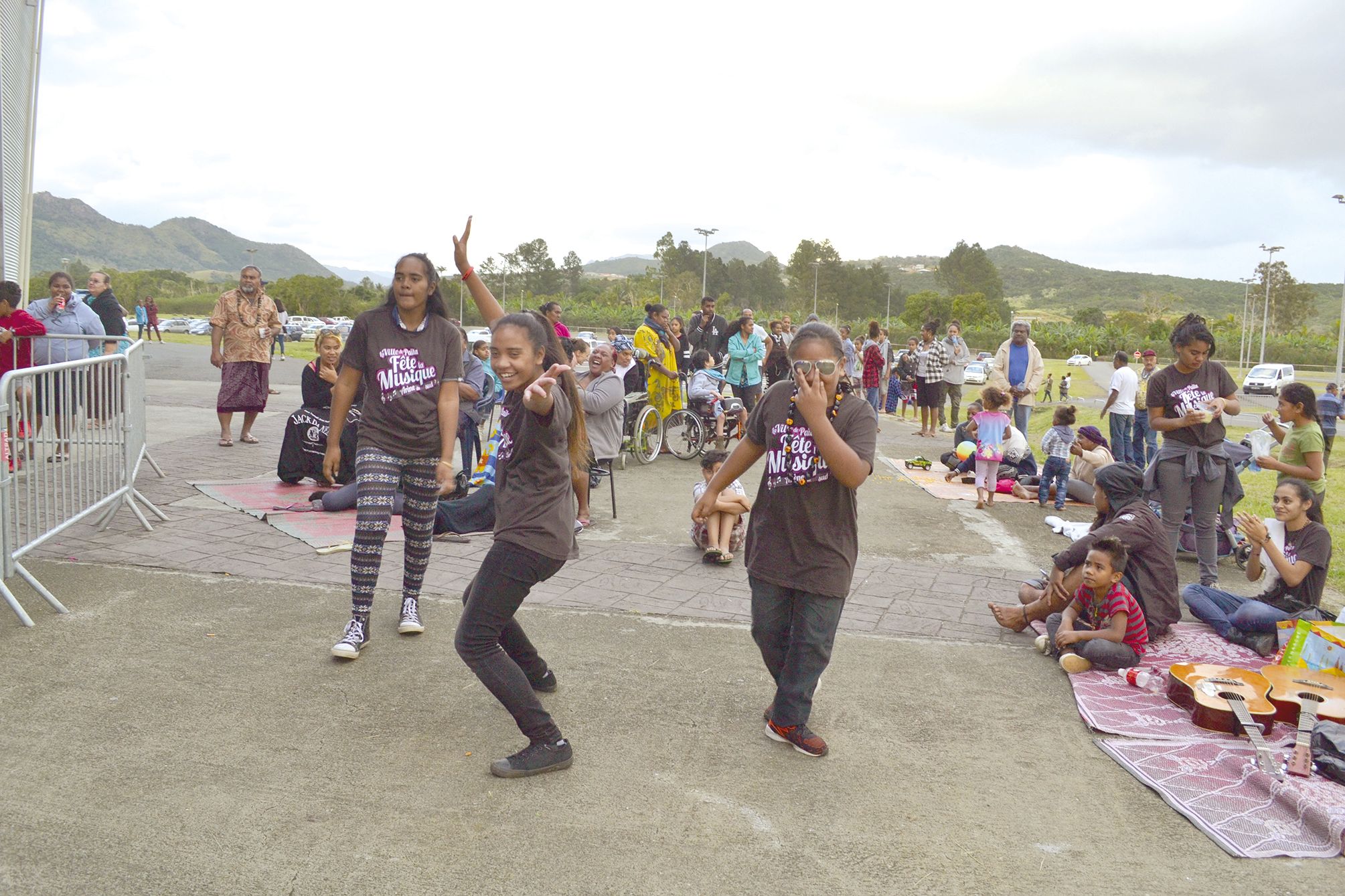 À Païta, certains jeunes n’ont pas attendu la foule du soir pour venir danser devant le public. À l’image de Fatima Vakalepu : « C’est la deuxième fois que je viens. On s’éclate bien et il y a une bonne ambiance ! », se réjouit cette habitante d’Ondémia q
