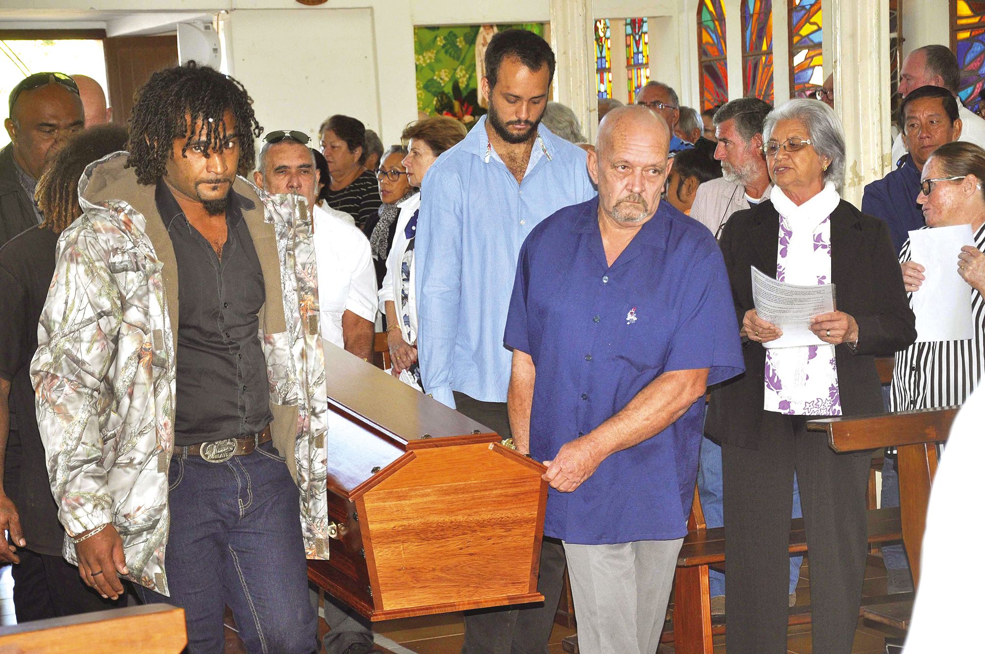 L’office religieux s’est déroulé, dans le recueillement, en l’église Sainte-Jeanne-d’Arc de Koumac où le cercueil avait été disposé dans la nef par des membres de la famille et des amis.