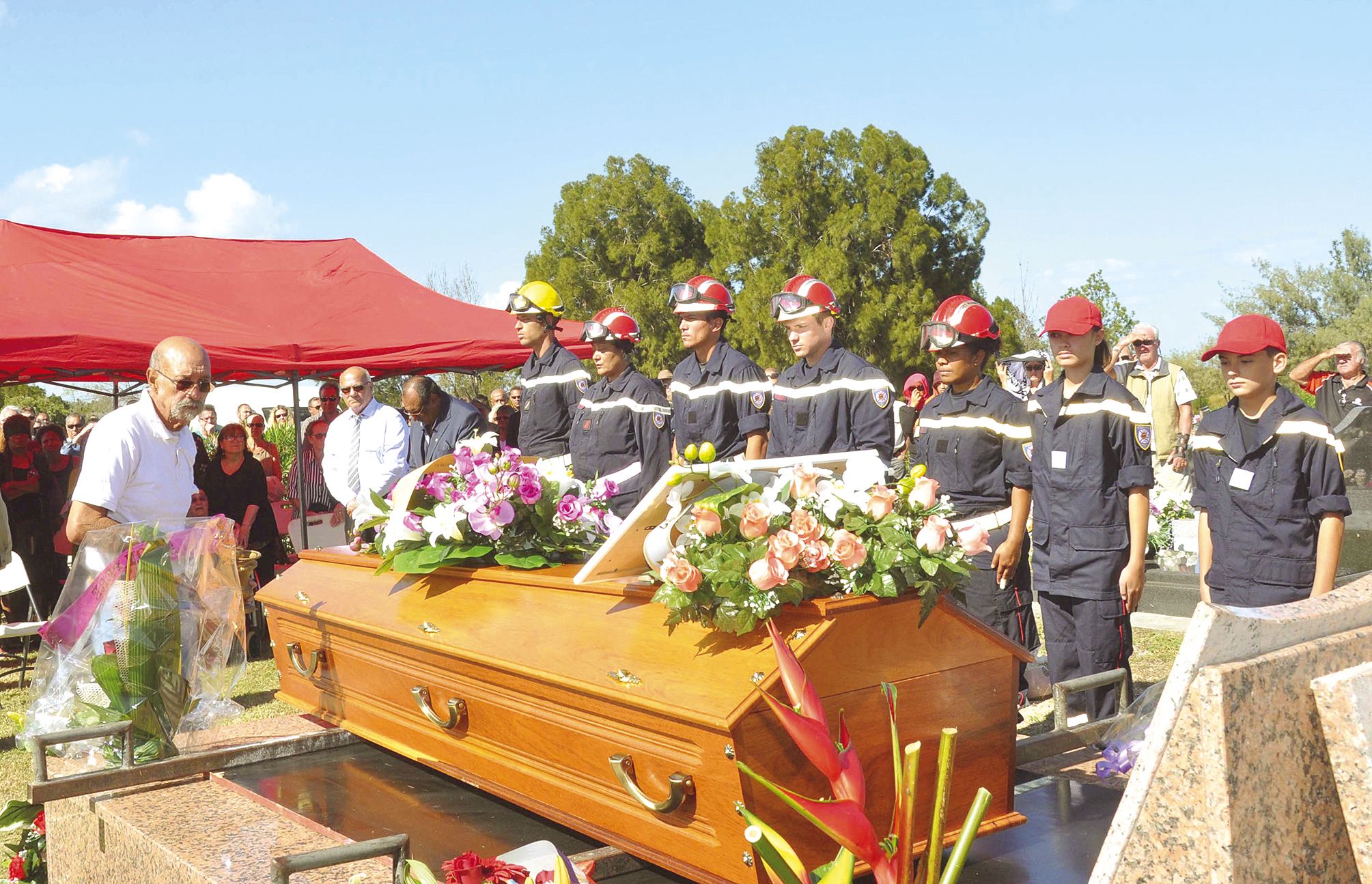 Un détachement de sapeurs-pompiers et de jeunes sapeurs-pompiers du SIVM Nord était présent lors des obsèques.