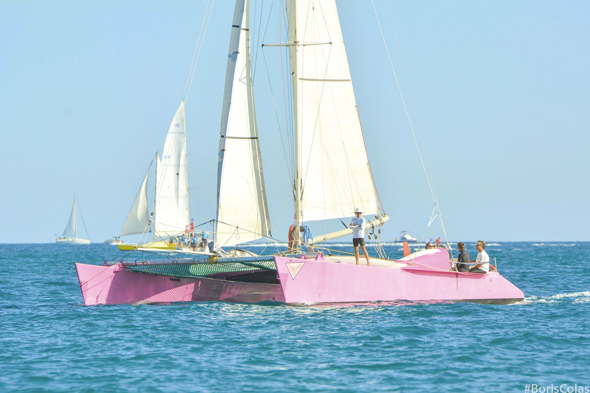 Split Enz et ses quatre membres d’équipage ont attendu que tous les bateaux passent la ligne de départ avant de les suivre. Photo Boris Colas