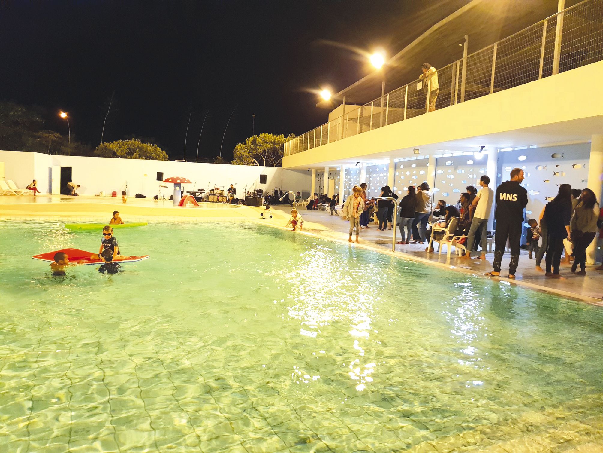 Installé au bord ou dans le bassin, le public a largement répondu présent afin d’écouter les groupes et les artistes venus participer à la fête de la Musique, organisée par le centre aquatique provincial. Le collectif de Vook, les groupes Nawéèlé et Kamad