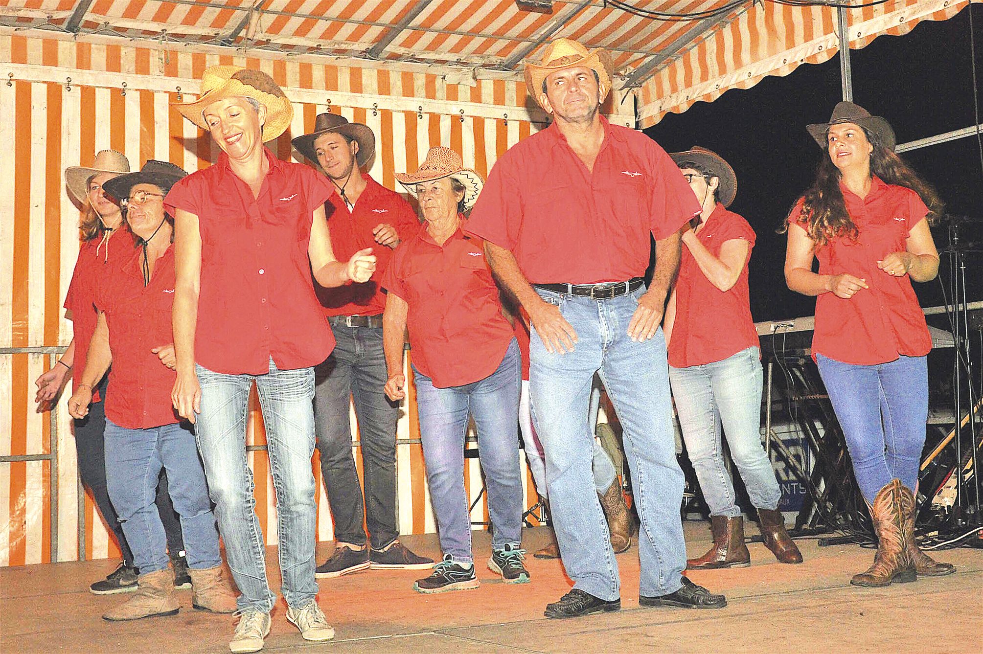 Dans les jardins de la mairie, le groupe Country NC Dancers du club Body Gym de Koumac a transporté le public dans les saloons du Far West.