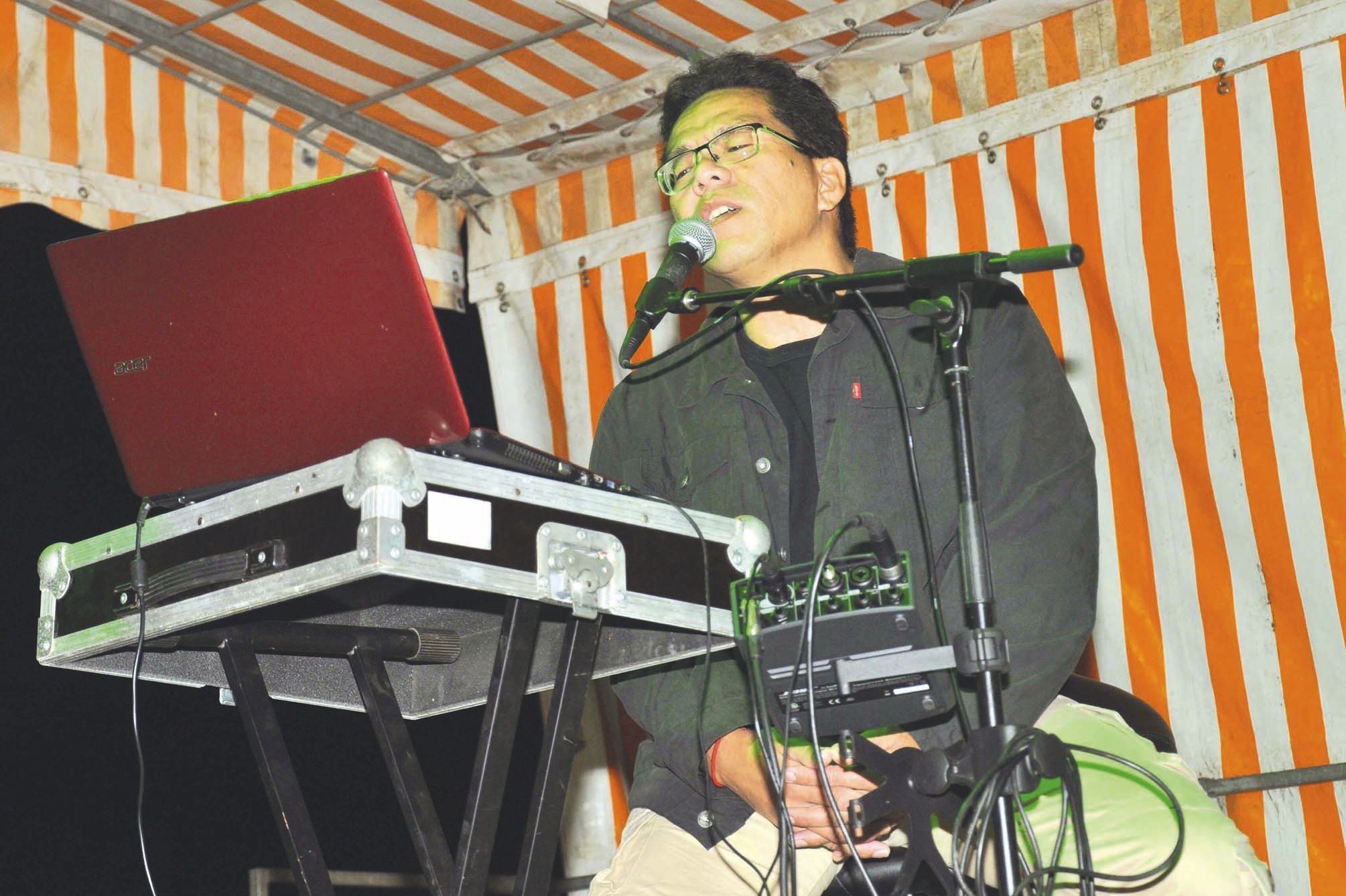 Jean-Marc Truvan a ouvert l’animation musicale initiée dans les jardins de la mairie par l’APE de l’école Charles-Mermoud en collaboration avec la mairie, interprétant un répertoire essentiellement composé de ballades des années 80 à aujourd’hui.