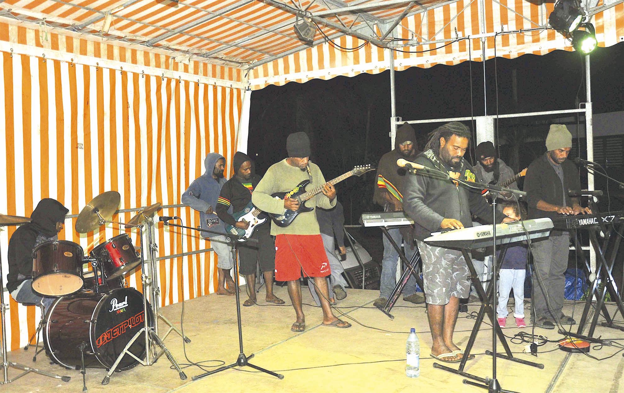 Khöön, le groupe local de la vallée de Koumac, a chauffé les jardins de la mairie aux premiers sons de musique reggae et kanéka.