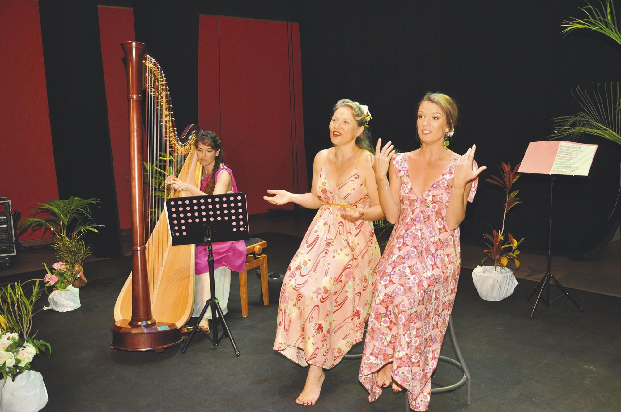 Le Trio Passion NC (harpe - Élodie Adler et voix, Mireille Heitz et Flore Feydoux -) s’est produit à l’auditorium de l’Espace culturel de Koumac pour présenter un récital original ,« Les lettres du jardinier ».