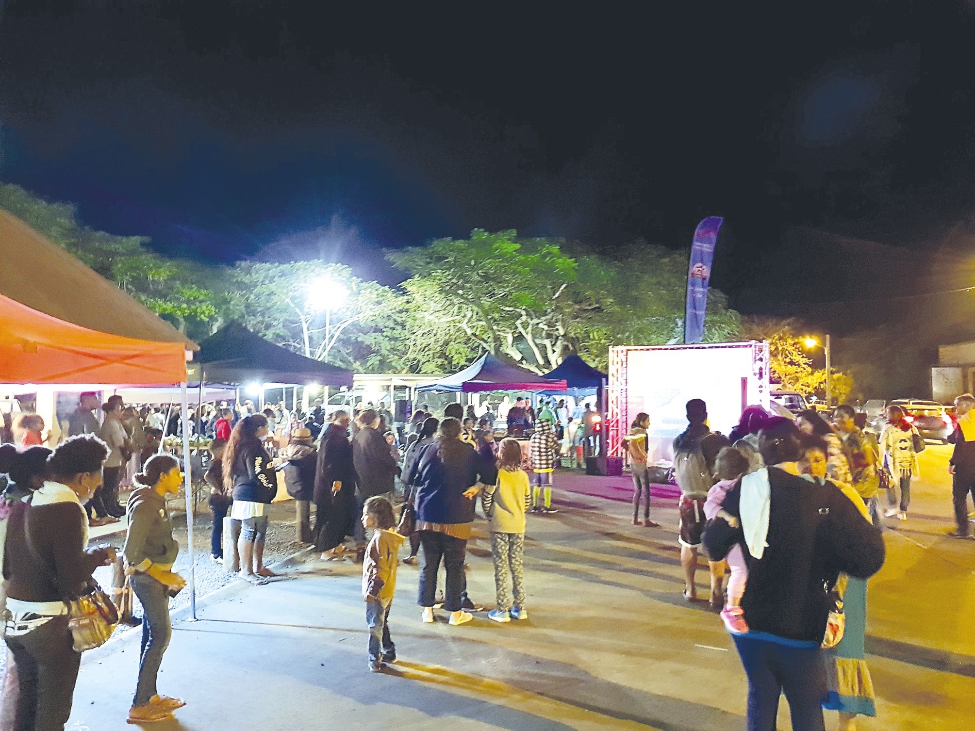Au marché nocturne de Pouembout, de 16 à 22 heures, le public est venu nombreux vendredi pour chanter au karaoké d’Auguste. La restauration sur place a fait des heureux, comme  Valérie : « Nous venons de nous égosiller en public, nous mangeons maintenant 