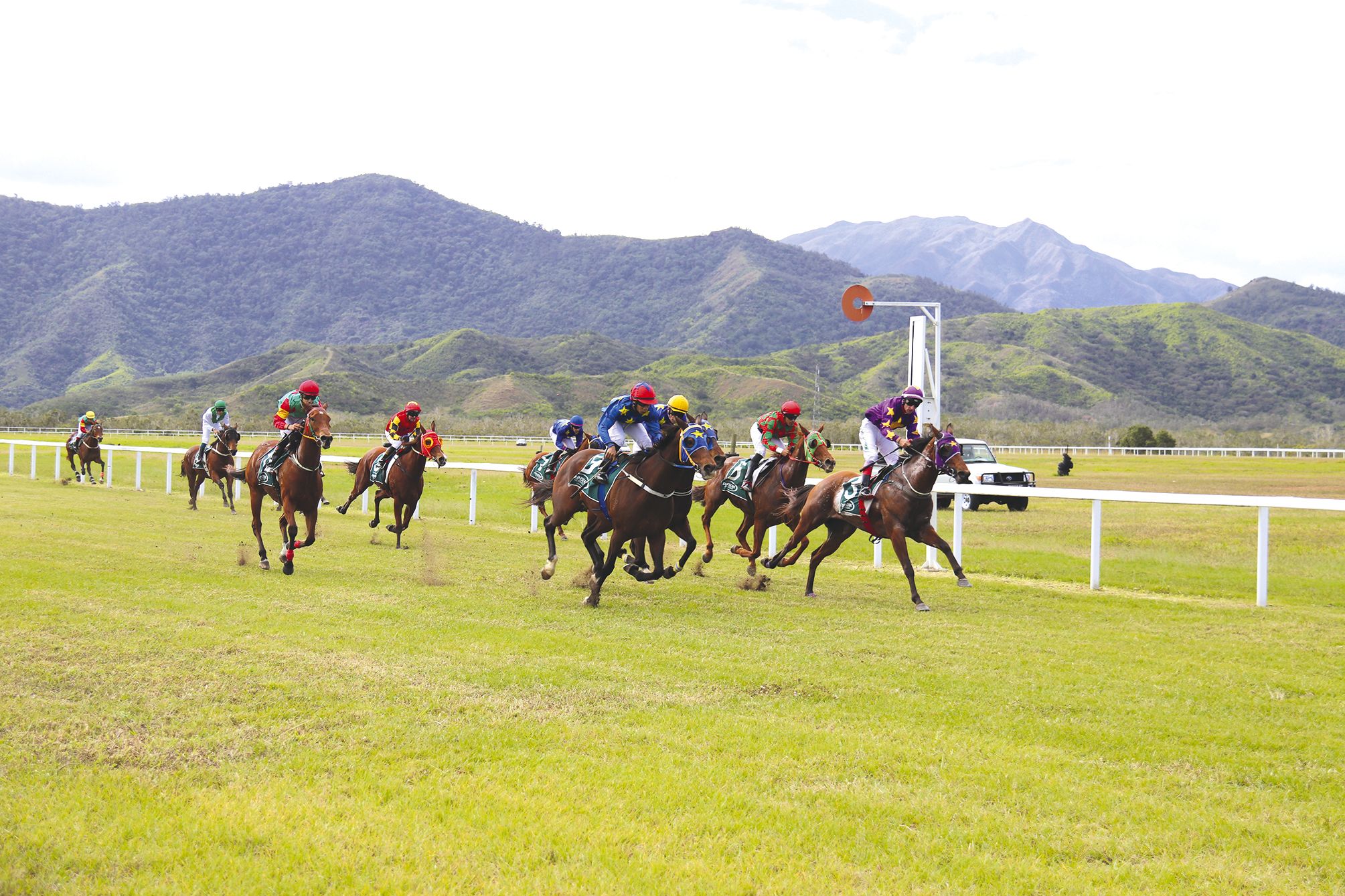 La jument Firstee et son jockey Alvinio Roy (en bleu) ont bouclé les 1 090 mètres du Prix PMU-Province Sud en 1\