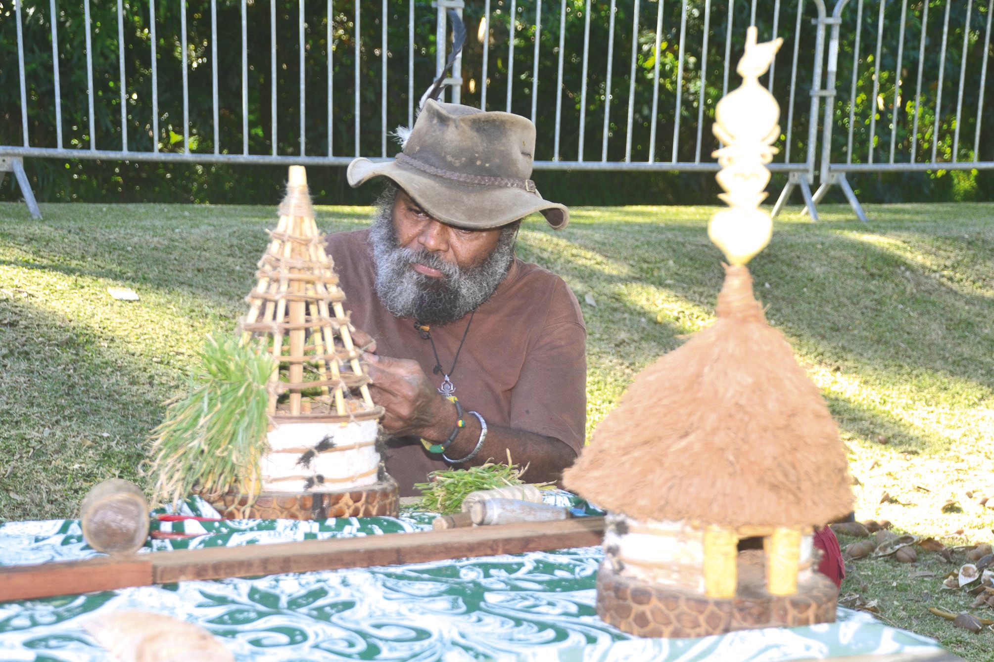 Bien connu à Poindimié, Armand était de la fête sans se déconcentrer pour autant. Cases, sculptures étaient proposées sur place aux visiteurs. Mais ces derniers pouvaient également passer commande en le contactant au 74 27 96.