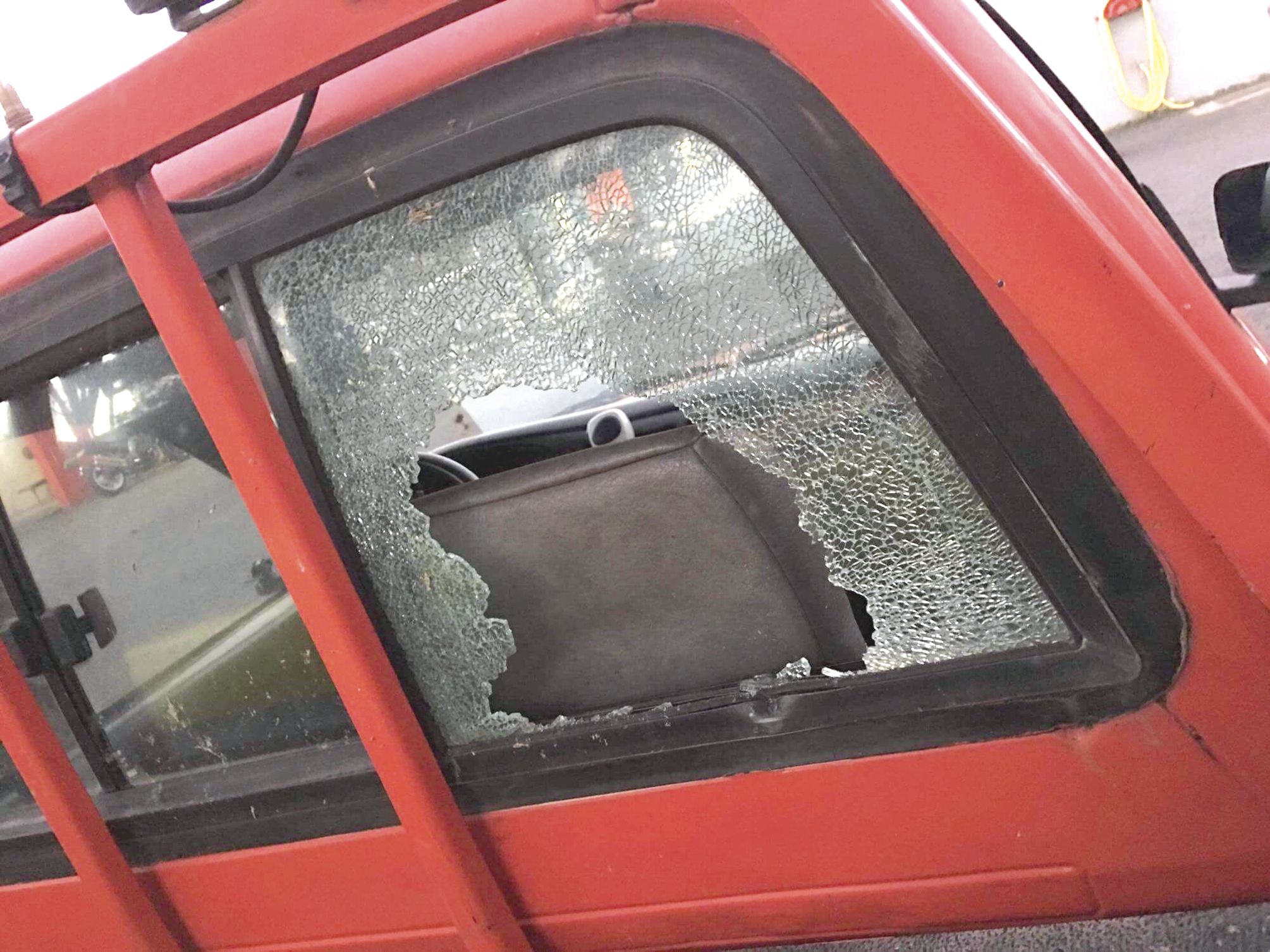 Toutes les vitres du véhicule ont explosé sous les coups et les jets de pierre.  photo DR