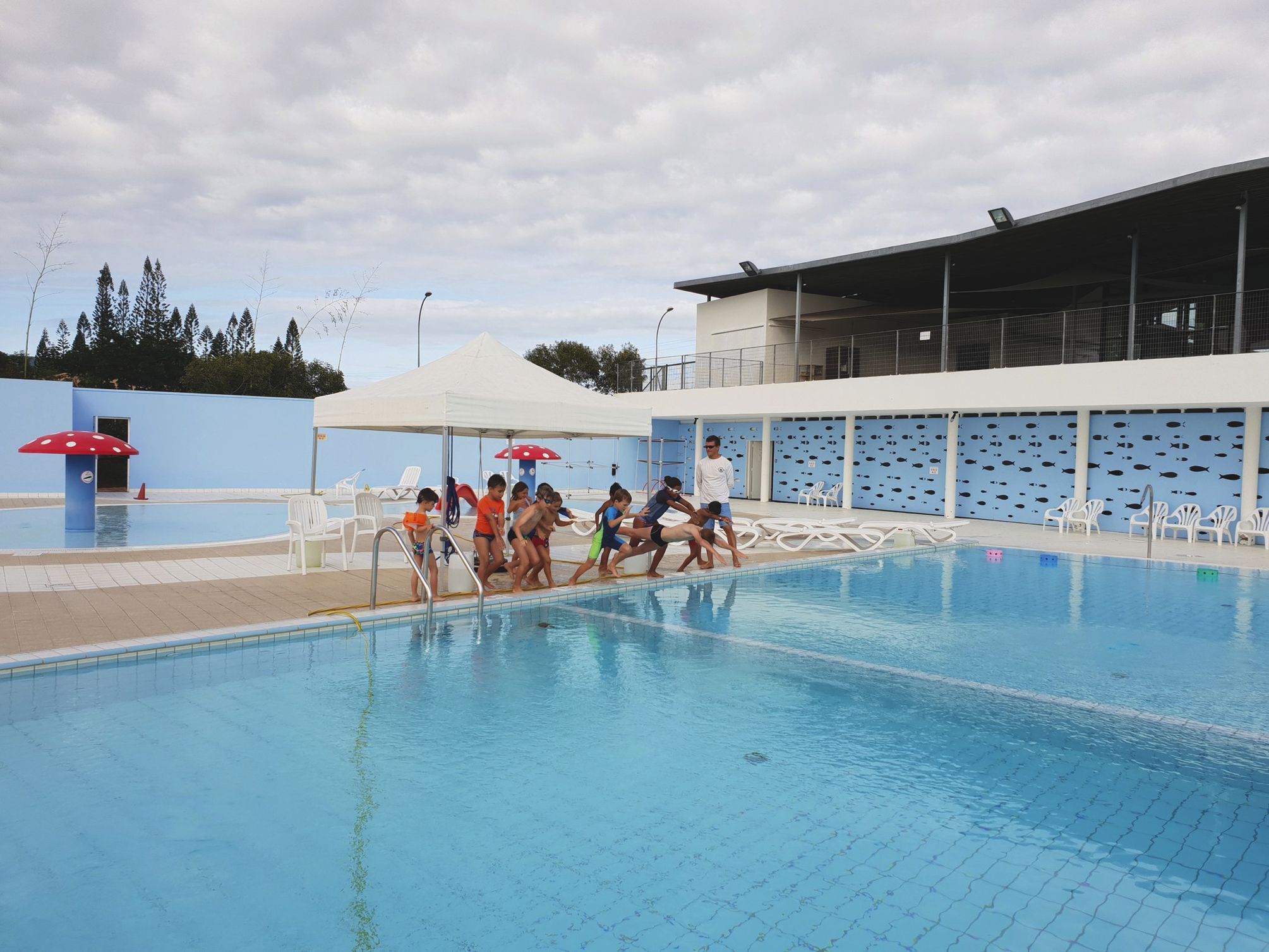 A tour de rôle, les enfants s’inscrivent et récupèrent leur numéro de dossard, qui sera noté sur un de leurs bras.