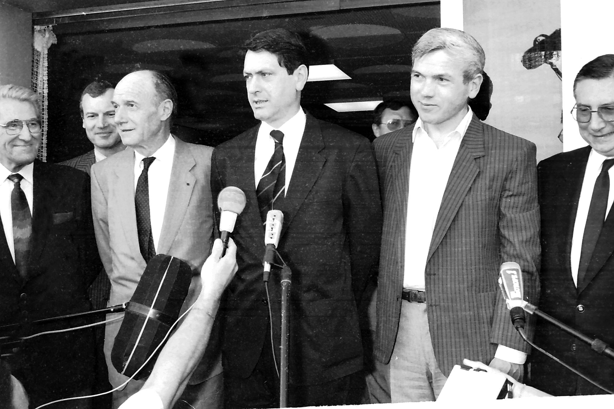 La mission du dialogue : en haut, de gauche à droite, Roger Leray, Pierre Steinmetz, Jean-Claude Perrier, Christian Blanc, Jacques Stewart, et Paul Guiberteau. En bas, échanges à Ouvéa. Photos Mémorial Calédonien et Thierry Perron