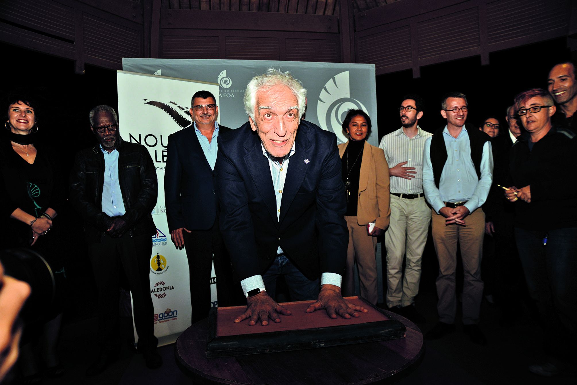 Gérard Darmon s’est prêté de bon cœur (et pour la deuxième fois !)  à la tradition en laissant l’empreinte de ses mains. Il a salué l’événement qui offre une place « aux petits films, un peu fragiles » et a conclu en encourageant le public à venir voir le