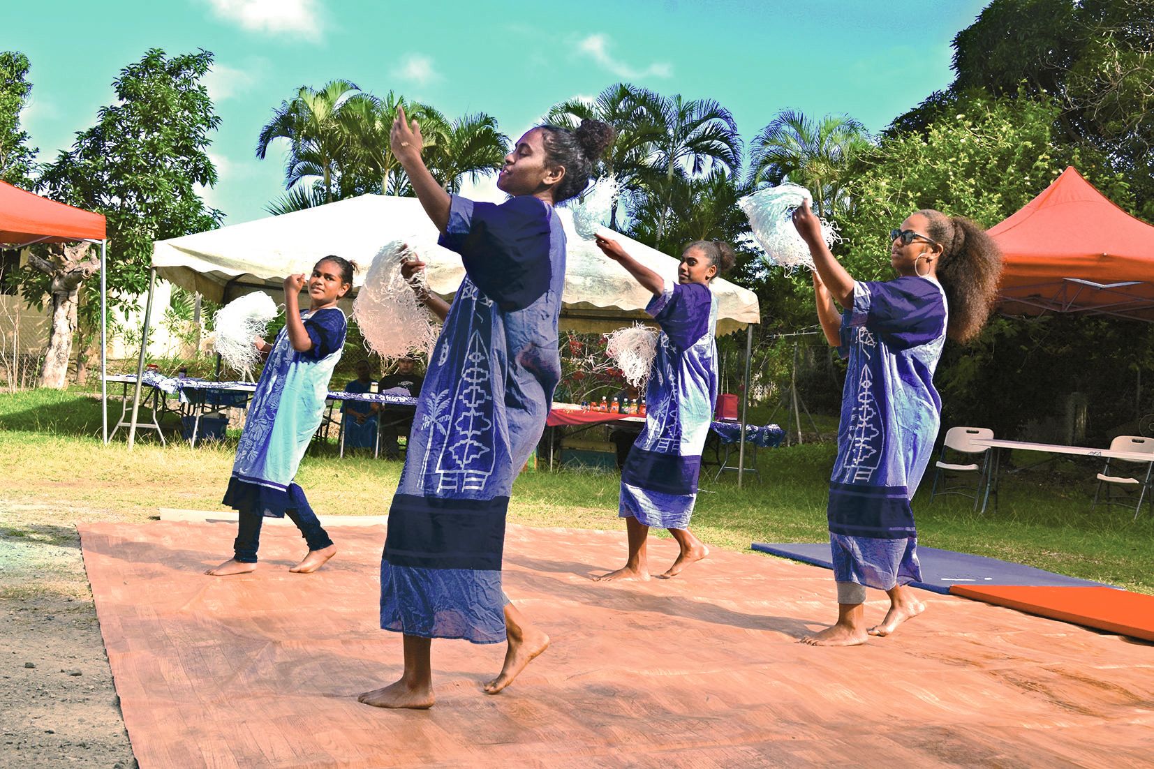 Une dizaine de groupes se sont succédé. Parmi eux, la formation Wathunara (notre photo) a ouvert les festivités avec ses danses traditionnelles de Tiga. La prochaine Journée des communautés est prévue le 29 septembre et devrait tourner autour du thème « t