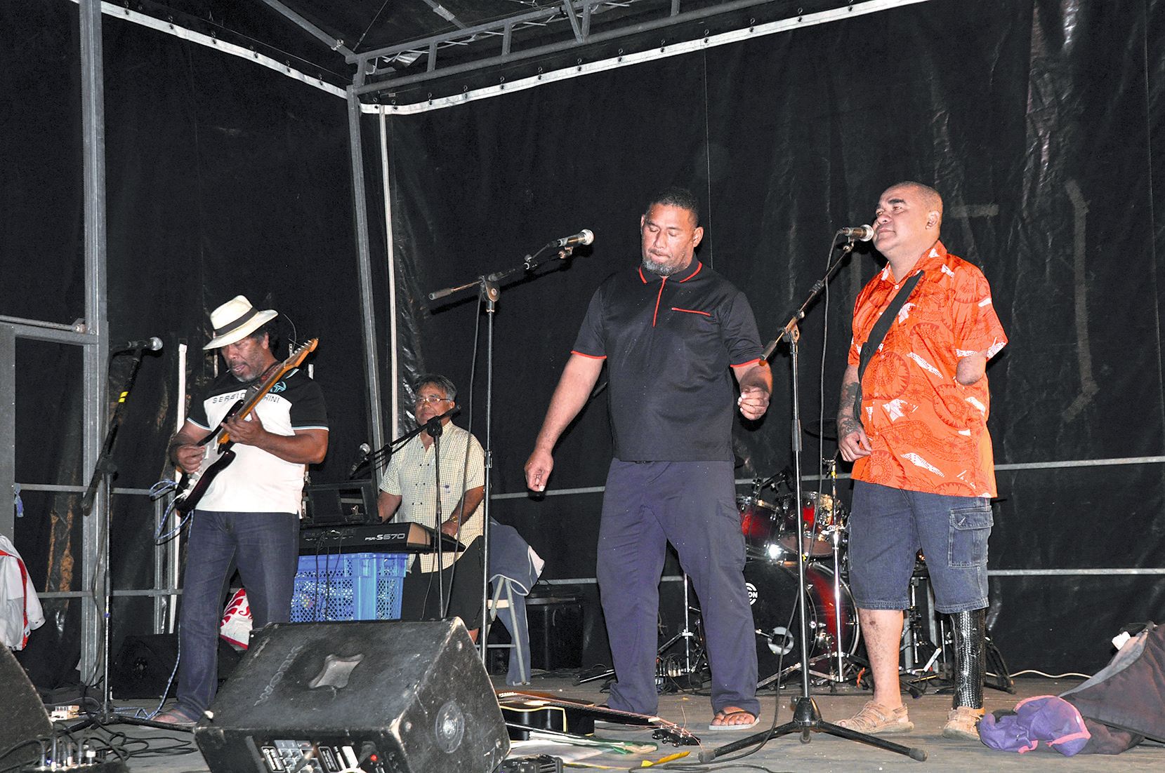 Parmi les groupes locaux et invités qui ont assuré l’animation musicale, ces Wallisiens ont investi le podium vendredi soir avec des morceaux traditionnels et rock’n’roll.