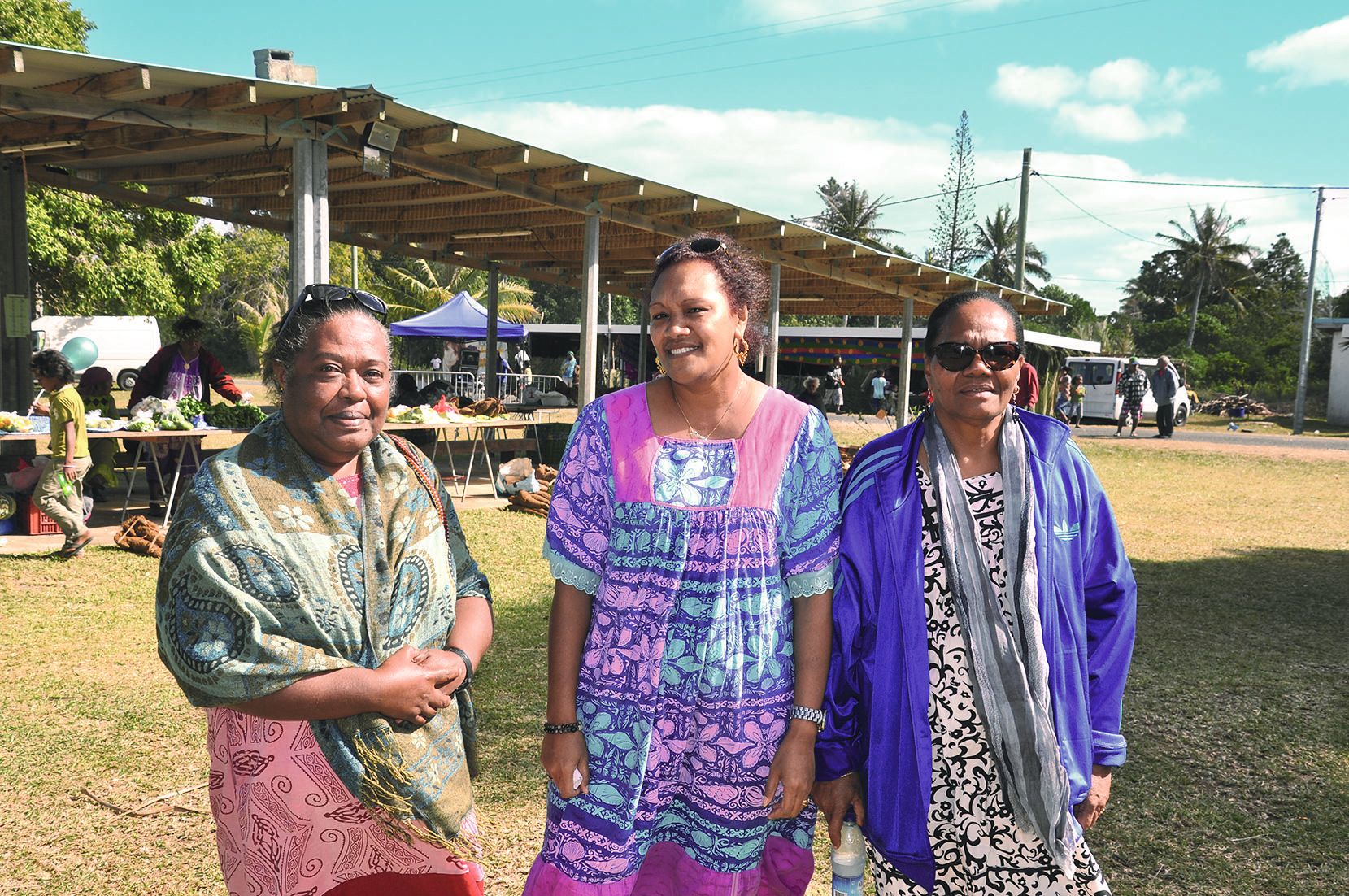 Une rencontre qui fut aussi l’occasion pour la province des Iles d’informer la population.  De gauche à droite, Jeanne Wiako a parlé des bourses pour les études supérieures, Isabelle Bearune a fait le bilan des années des accords et évoqué les grands proj