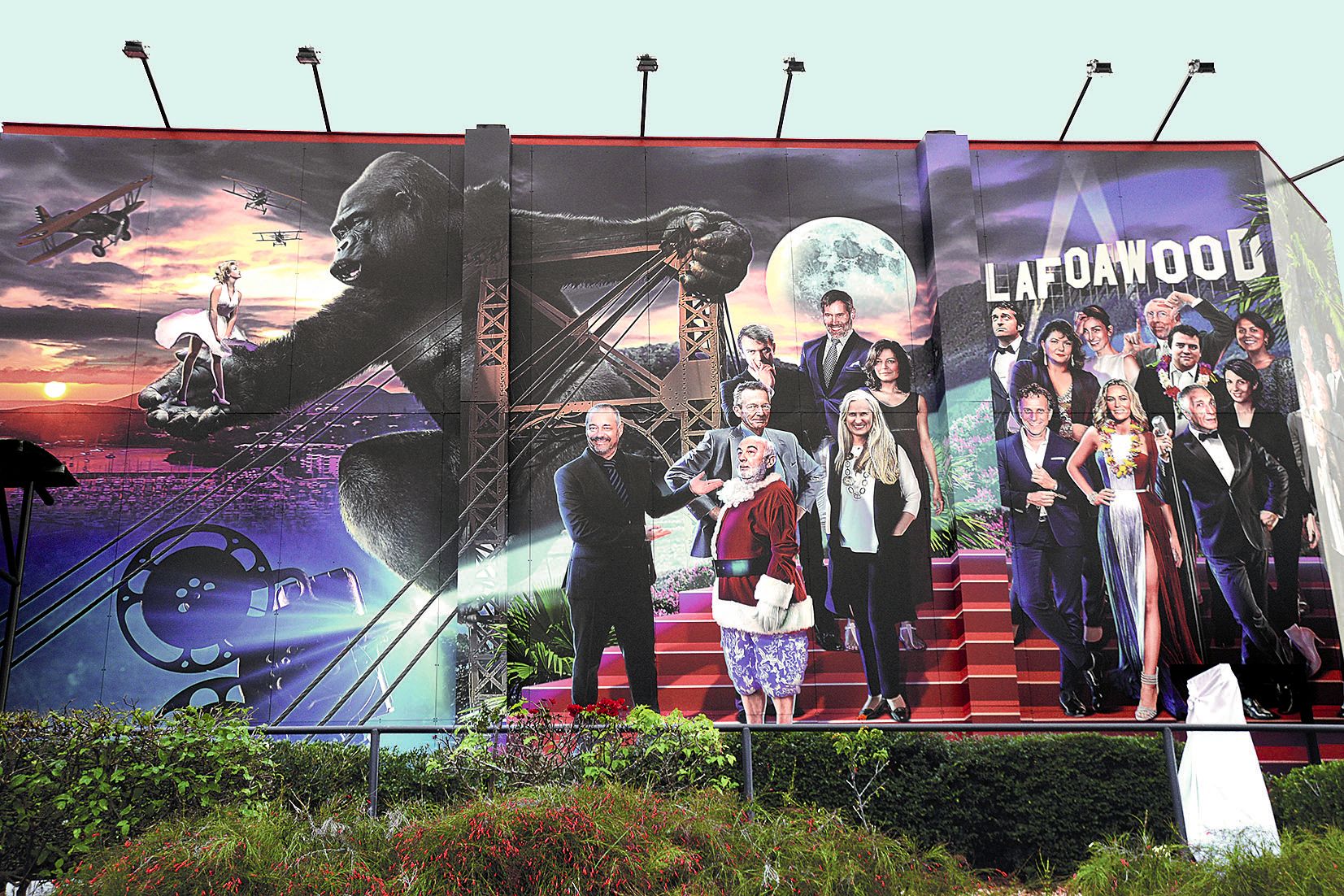 Pour cette 20e édition, le cinéma de La Foa s’est refait une beauté, mettant notamment en avant les dix-neuf invités d’honneur du festival, dans une grande fresque. Sur le côté, on aperçoit l’équipe du festival et notamment Philippe Gomès, président d’hon