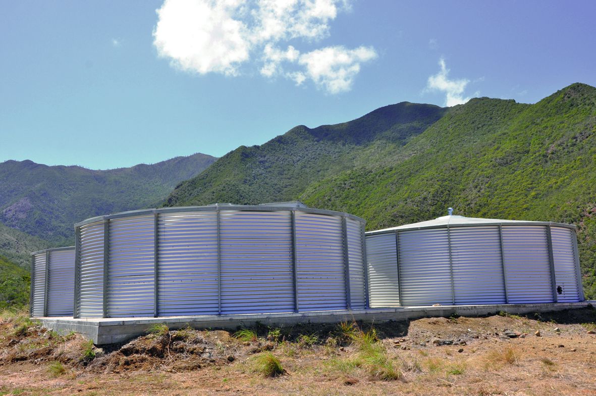 L’eau de ces captages ou de ces forages est stockée dans des réservoirs (ici ceux de Troulala). 