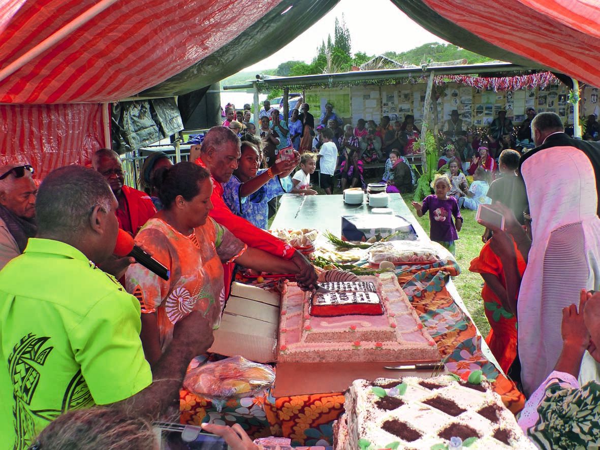 Wakira, le président de l’EPKNC, a coupé le gâteau du jubilé avec la diacre Simone, officiant à la paroisse de Chépénéhé.