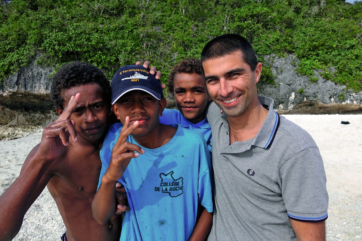 La classe Défense du collège de La Roche a passé le reste de la journée avec le commandant Damien Deshaix et quelques membres d’équipage. Randonnée, pique-nique et jeux sur la plage ont renforcé les liens.