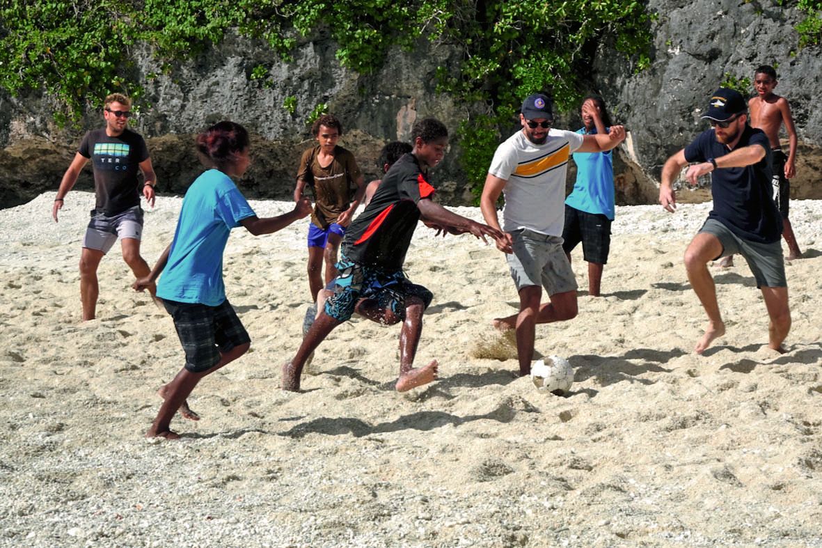 C’est en partageant une partie de pêche au poulpe improvisée et un match de football que les élèves ont pu interroger l’équipage sur ses métiers et ses missions. Une journée ludo-pédagogique qui marquera sans aucun doute les esprits de part et d’autre.