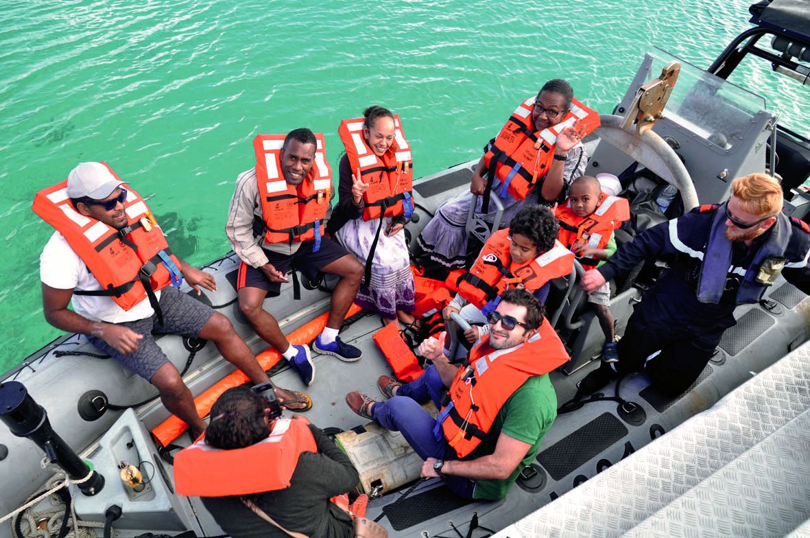 Au total, six visites à bord, par groupes de dix, ont été organisées pour permettre à tous de découvrir les missions du navire. Scolaires et résidents ont tous beaucoup apprécié la visite et la haute technologie du bâtiment multimissions.