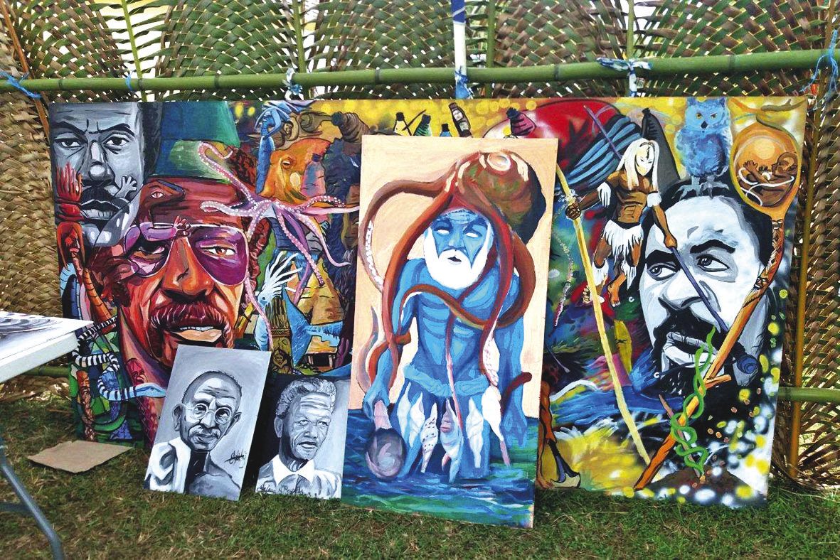 Les artistes de Canala exposent leurs peintures.