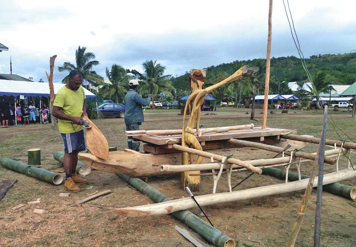 Le village des artisans fait une belle place à l’art local, cette pirogue a été construite en quelques jours.
