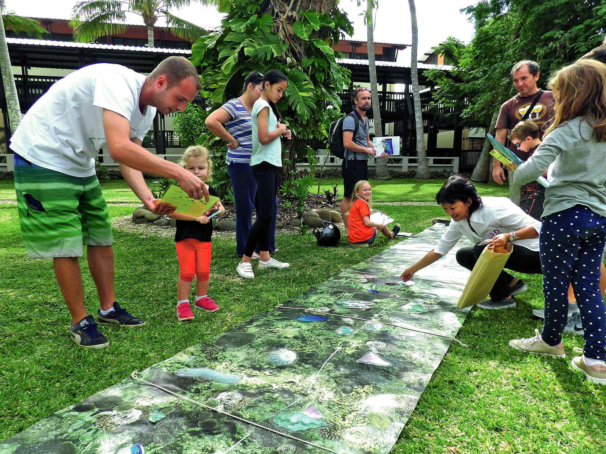 La communauté du Pacifique a ouvert son jardin au village scientifique. L’IRD, l’IFREMER, et l’OEIL ont sensibilisé le public à la préservation du monde marin. Comment reconnaître les poissons et les juvéniles ? Comment se portent nos récifs ? Les jeux pr
