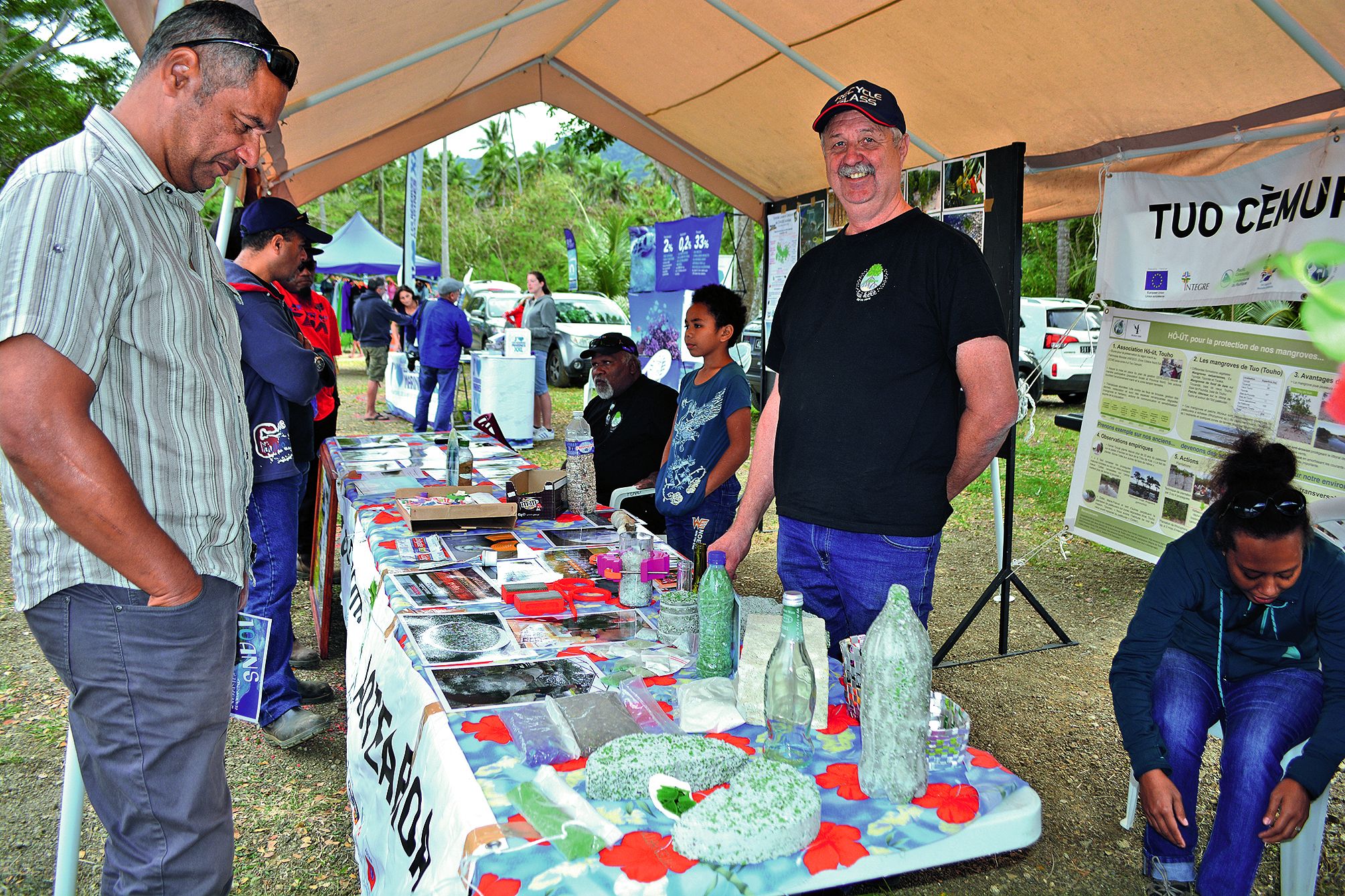Les visiteurs ont pu faire connaissance avec l’association Hôt-Üt qui œuvre à la protection du lagon et des mangroves. Ils ont eu un aperçu des produits issus du recyclage du verre.