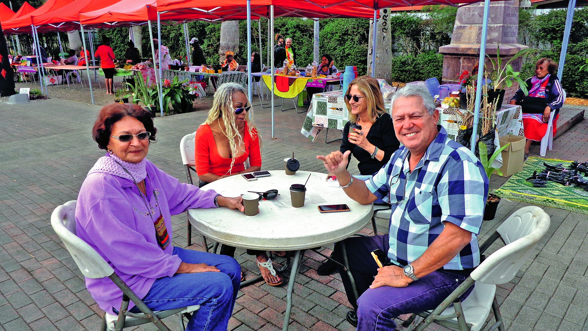 Les visiteurs du marché pouvaient prendre un café, confortablement installés dans l’allée principale.