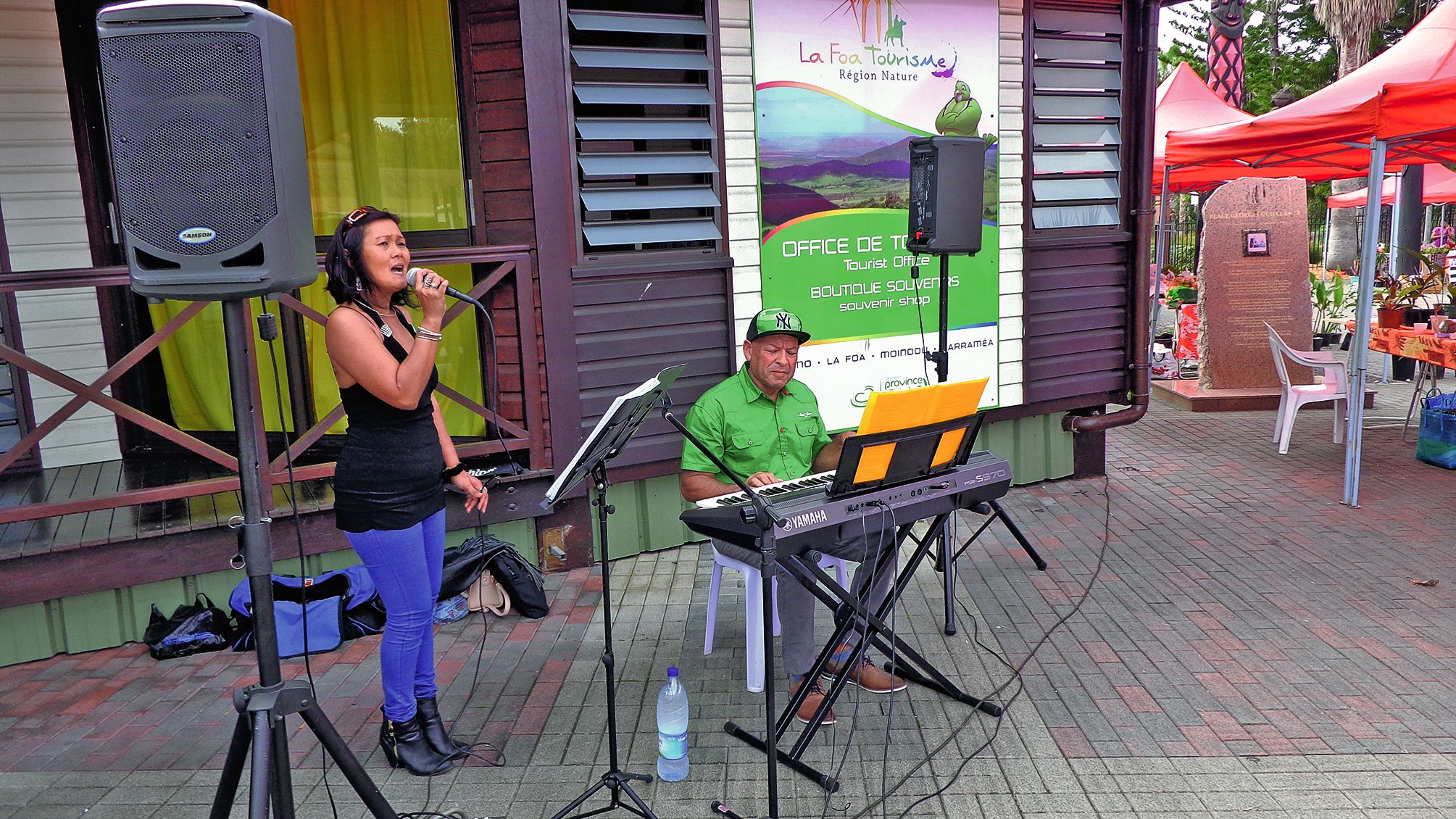 Le marché municipal était animé par Christine et André, qui ont réalisé des prouesses musicales sur des airs du Pacifique pour le plus grand plaisir des visiteurs.