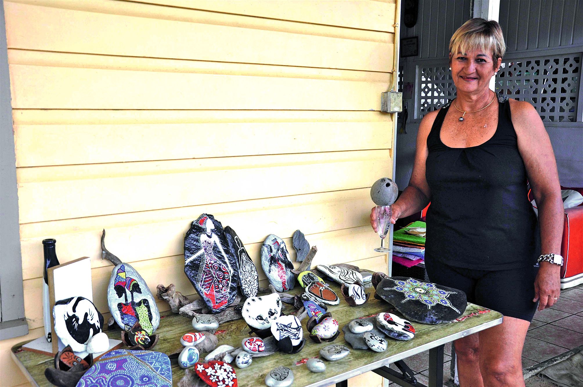 Outre la confection de lampes, l’artiste aime peindre et vernir  des cailloux plats qu’elle trouve aussi à Piaboui.