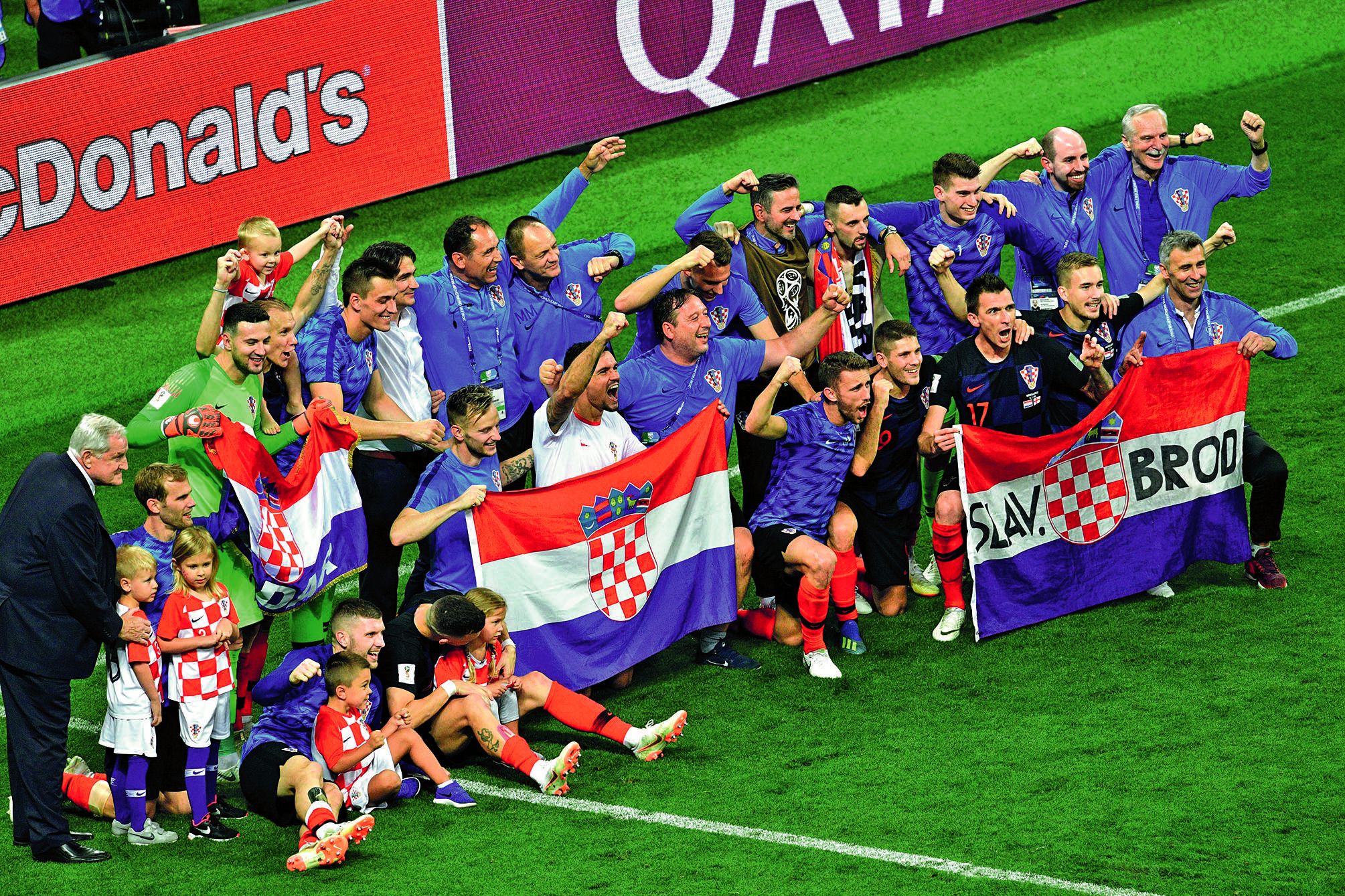 Les joueurs croates posent fièrement, en compagnie d’enfants, après leur victoire face à l’Angleterre.AFP