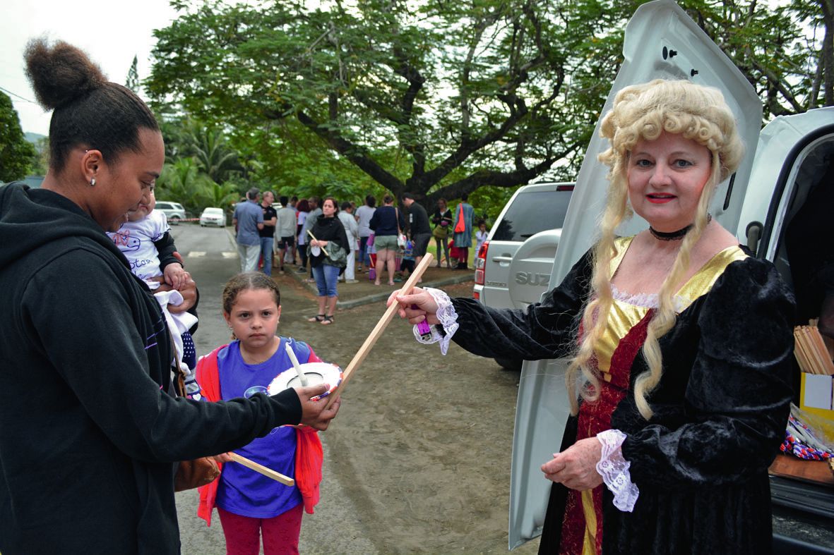 La fête a débuté à 15 heures sur la place des flamboyants. Le public mais aussi les agents municipaux, à l’image de Claudia, sont venus récupérer les lampions pour le défilé sur la RT1 fermée à la circulation.