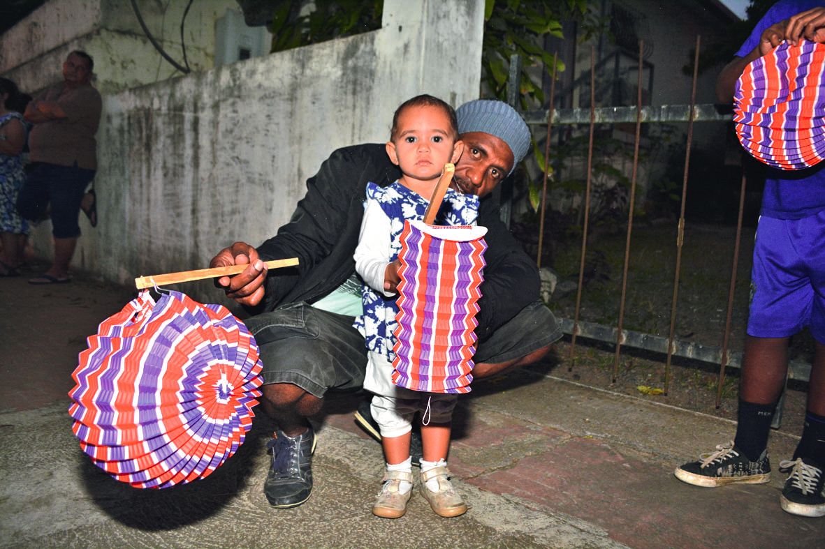 Il n’y a pas d’âge pour fêter le 14-Juillet. Les enfants, même très jeunes, accompagnés de leurs parents, ont pris beaucoup de plaisir à brandir leur lampion magique.