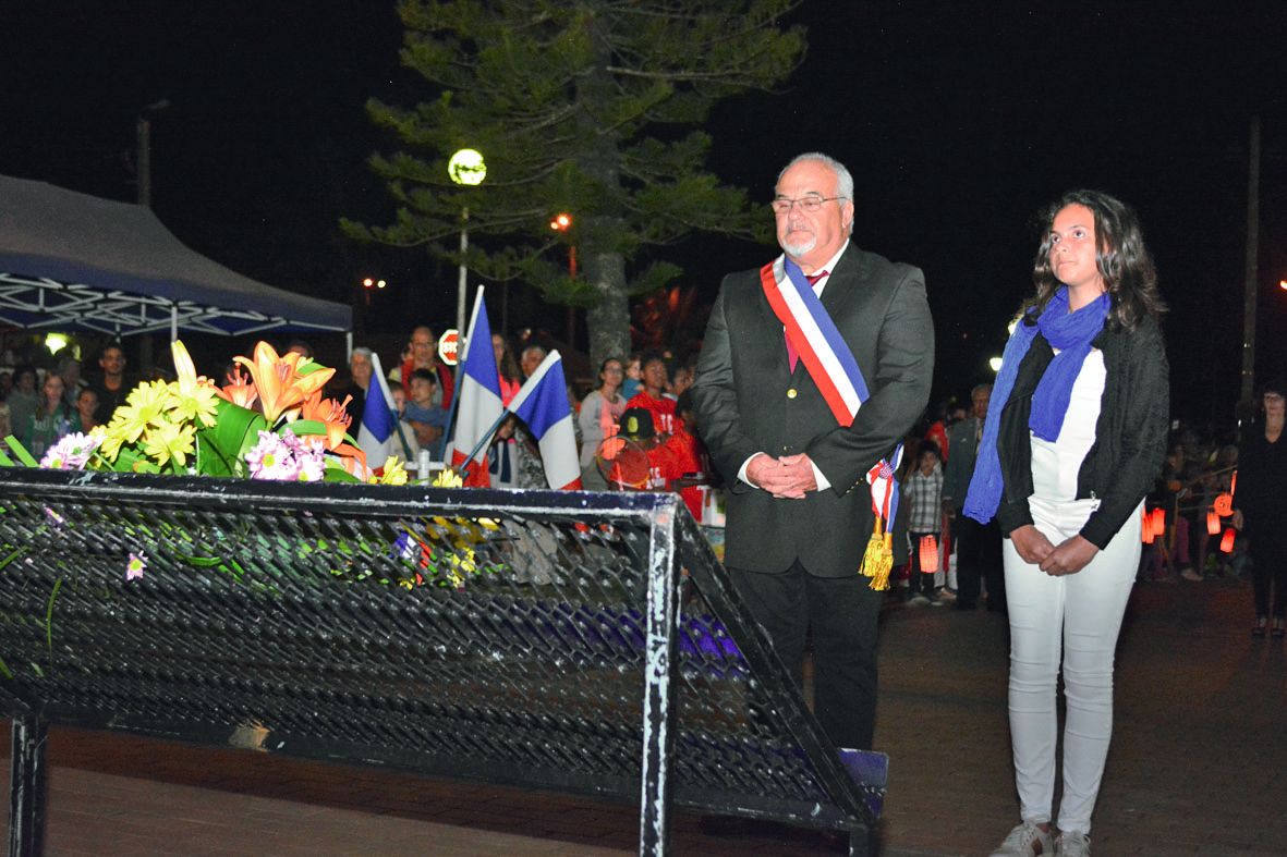 Avant de se rassembler sur le terrain de football pour le lâcher de lanternes bleu blanc rouge, un dépôt de gerbes a eu lieu place de l’église, par Patrick Robelin, le maire. « C’est la première fois qu’il y a autant de monde pour la fête nationale », s’e