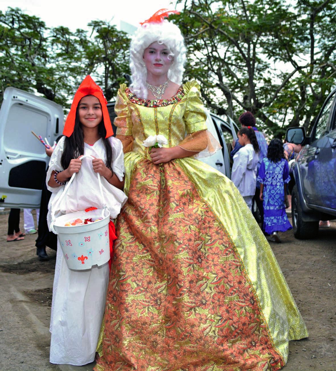 Revêtues de leurs superbes costumes, Zoé (Antoinette) et Cassidy (La Marianne) ont fait sensation. Nombreux sont les participants qui ont posé avec elles, histoire d’immortaliser cette rencontre d’une autre époque.