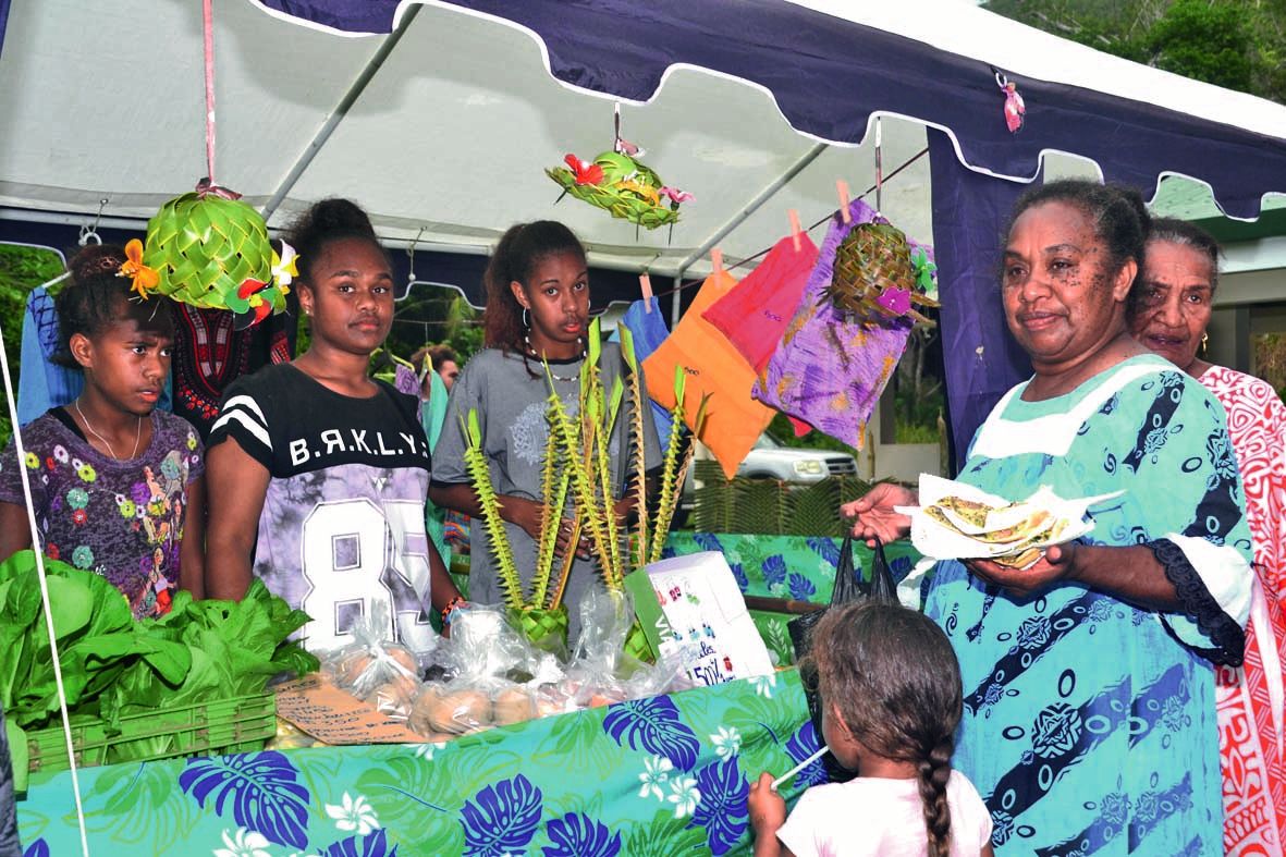 Vaïana et ses amies ont joué la diversité en se mettant à plusieurs sur un stand. Elles proposaient des chapeaux tressés décorés de fleurs, des tee-shirts imprimés maison, mais aussi des pommes de terre et des oignons.