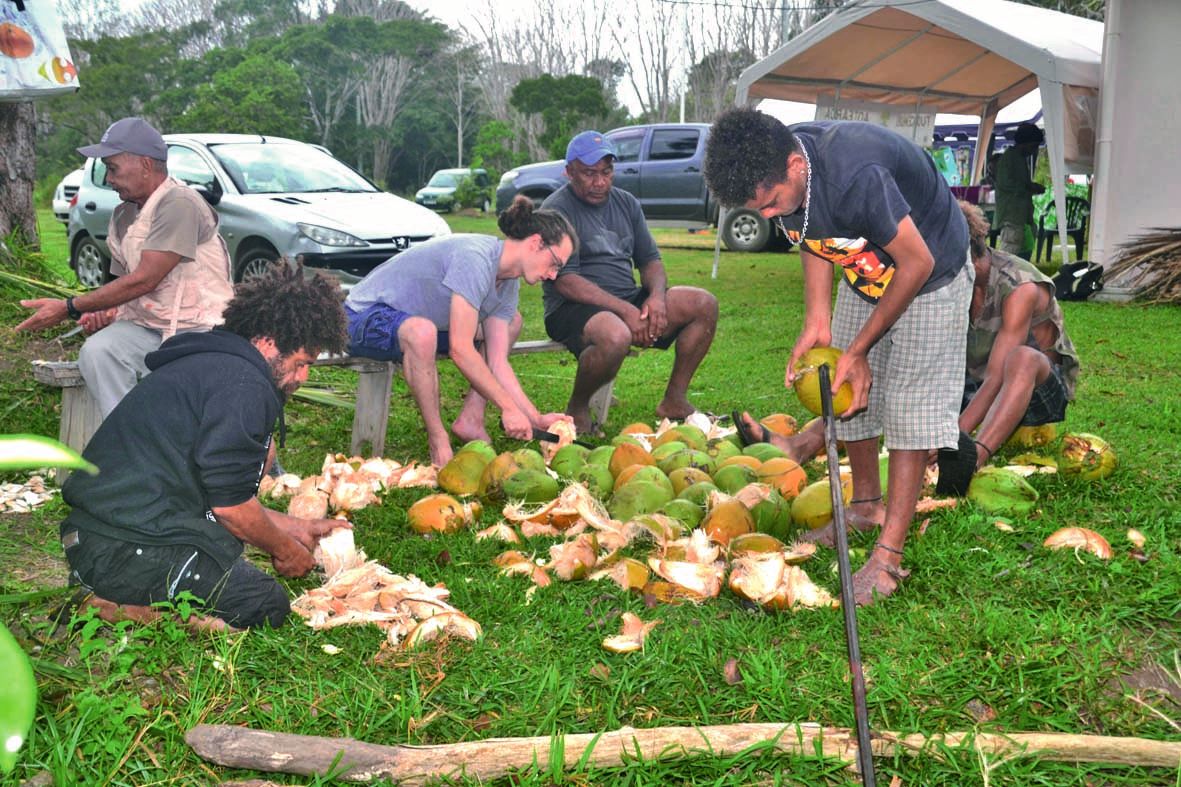 Les boissons gazeuses sont bannies des journées organisées par le conseil des clans, il était proposé en revanche des jus de fruits frais, des cocos verts coupés sur place et de l’ea,u évidemment.