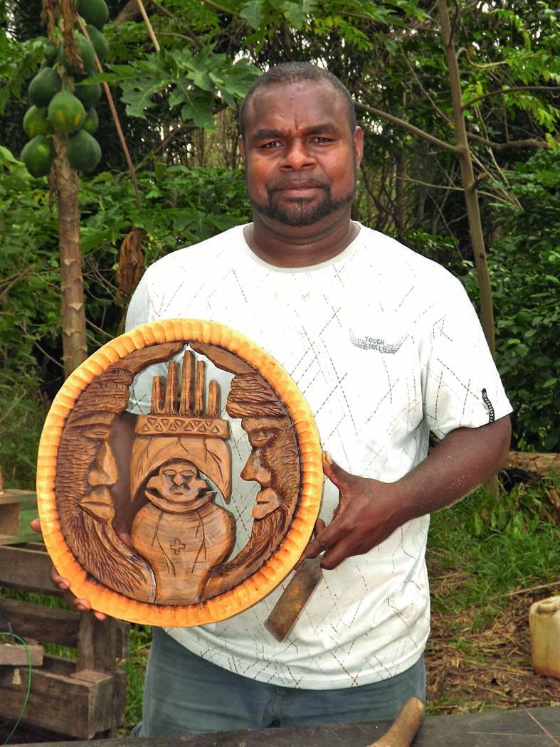 Gilbert, qui réalisait sous les yeux du public un chambranle, exposait également trois sculptures de sa création. « Chacune est une pièce unique, travaillée dans du bois noir », précise-t-il. On peut le contacter au 73 35 92.