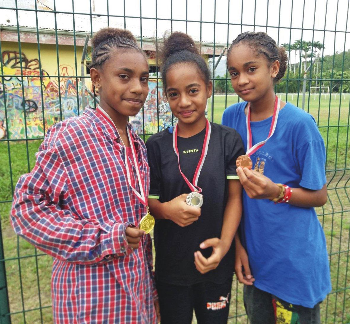 Le trio gagnant des benjamines, Anne-Marie Ouechou, Micheline Booene et Kryshna Alané.