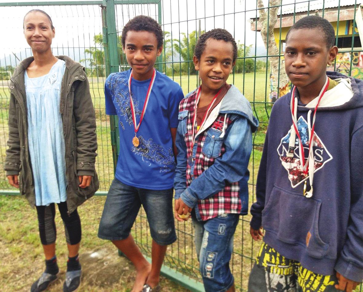 Médailles d’or, d’argent et de bronze ont été remises aux trois premiers de chaque catégorie. Ici Yvanne Thiona, professeure de mathématiques, et les minimes garçons.