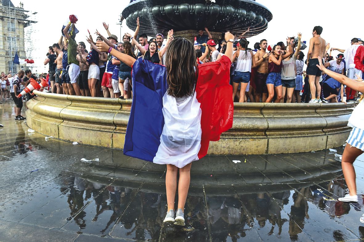 Même à Bordeaux, les supporters se sont réunis pour chanter et danser le succès des Bleus... Mais les pieds dans la fontaine de la place de la Bourse.   