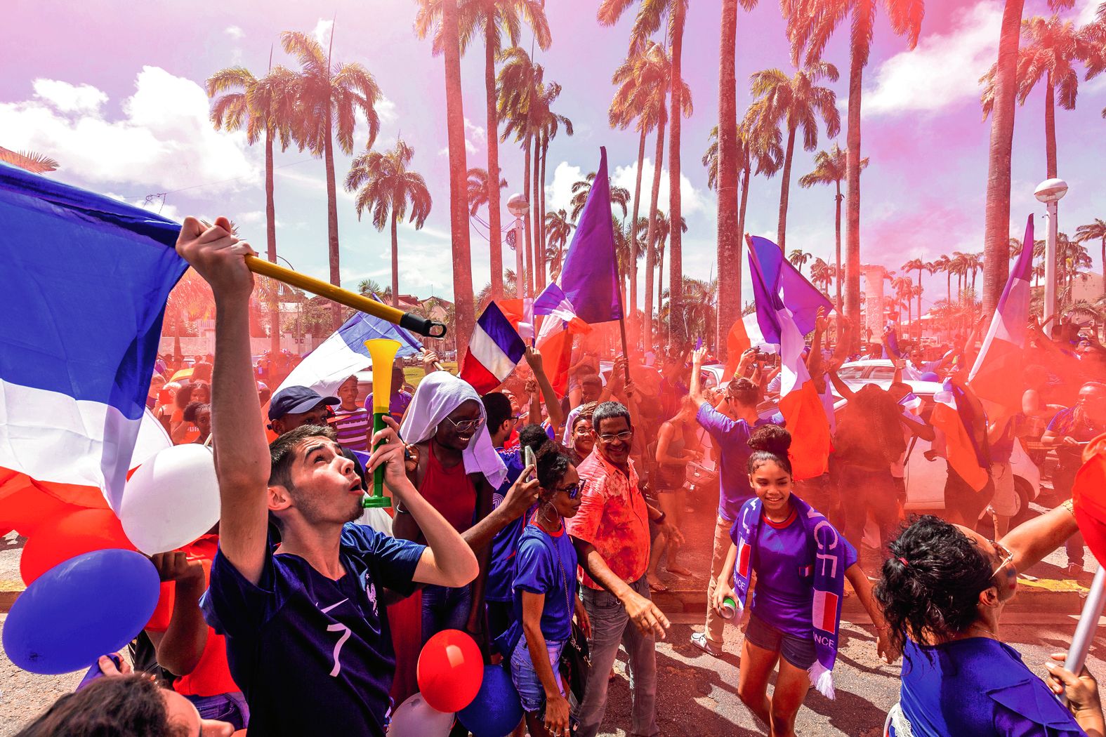 Direction les Tropiques ! À Cayenne, en Guyane, c’est sous les nuages des fumigènes et une mer de drapeaux que les supporters des Bleus expriment leur joie après le match final du Mondial. 