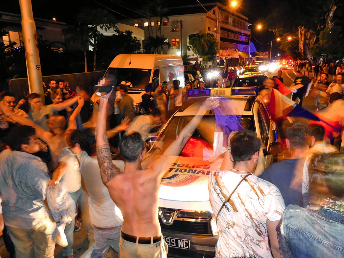 La police aussi s’est mêlée à l’euphorie collective et a célébré la victoire des Bleus.