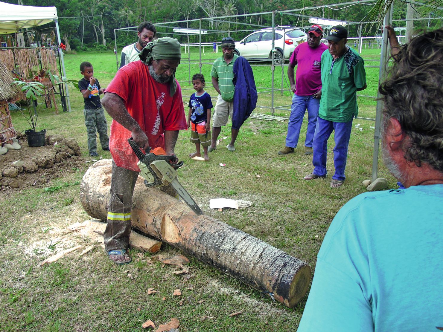 Un atelier a permis aux visiteurs de découvrir le savoir-faire et la technique des sculpteurs de la commune, ici Clément Eurisouké.