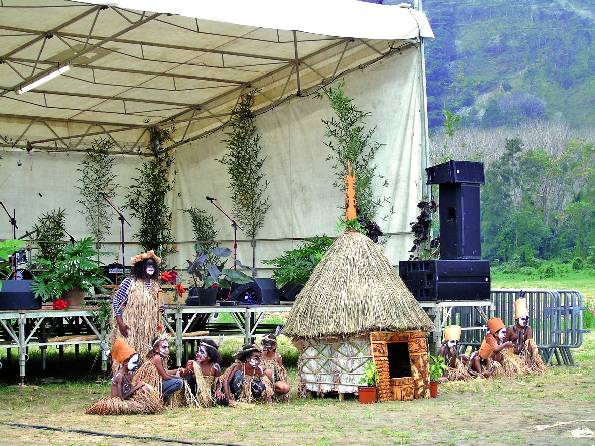 Les enfants de l’école de Monéo ont présenté des danses et des chants sur les thèmes de la case et du taro, créés lors d\'une résidence culturelle à Tchamba.