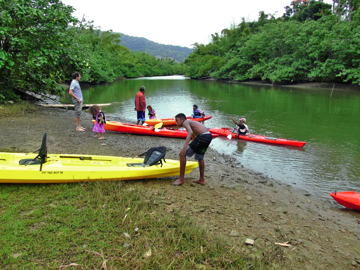 Norbert Gorodey et Popo Gowé, responsables des bases nautiques de Ponérihouen et de Houaïlou ont, comme chaque année, accueilli les visiteurs, souvent en famille, pour leur faire découvrir le patrimoine de la commune d’une façon originale.