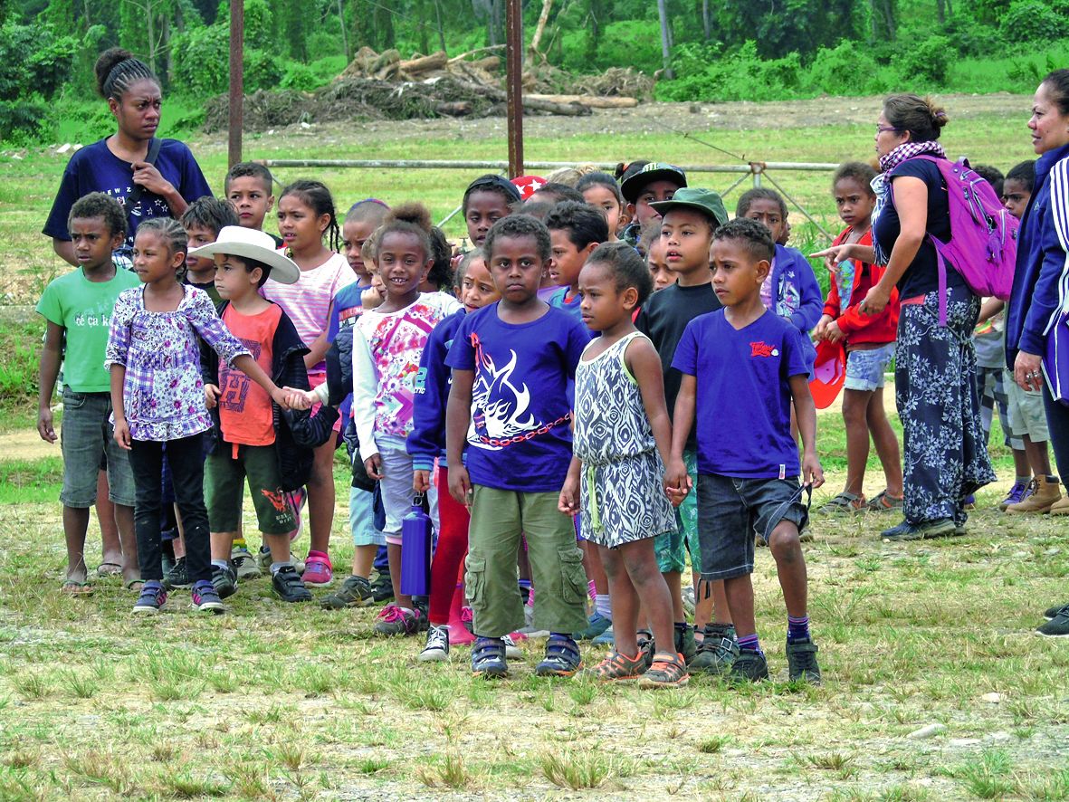 La journée de vendredi était dédiée aux scolaires de la commune, venus encourager leurs camarades danseurs et chanteurs, et découvrir en avant-première le site de la Fête de l’igname.