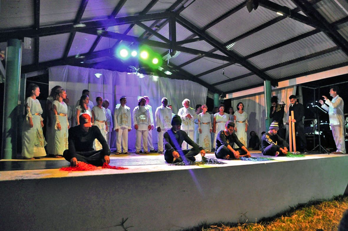 Samedi soir, le spectacle « D’1 rive à l’eau-tre », fusion entre le groupe Vocal et la troupe  de hip-hop Résurrection crew, a visiblement ravi un parterre bondé et heureux de découvrir  une mise en scène où « les mondes se rencontrent ». Un défi techniqu